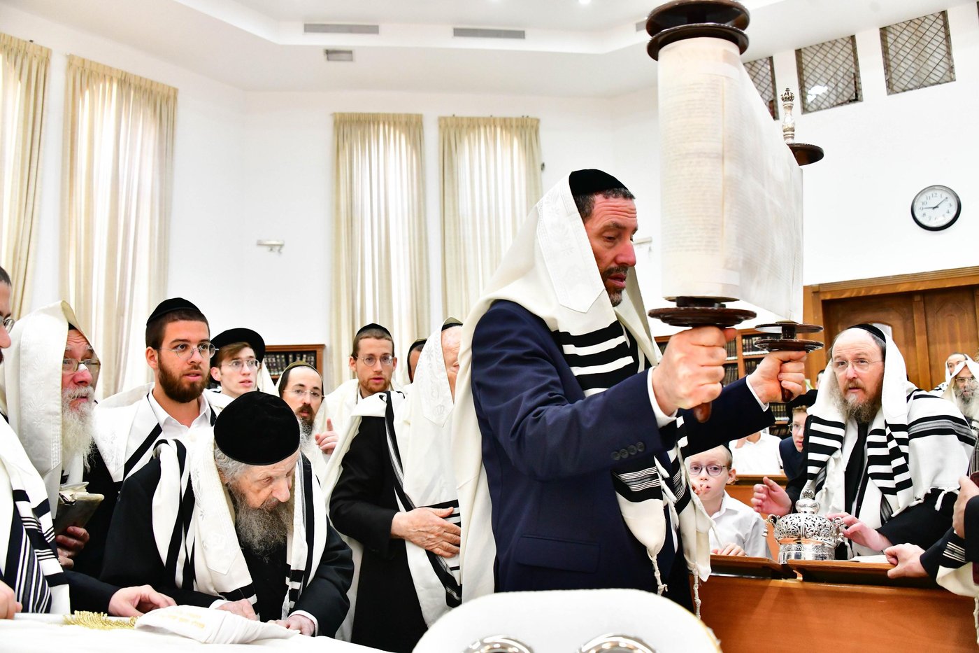 הגאון רבי דב לנדו  והגאון רבי משה הלל הירש בנטילת לולב | צילום: שוקי לרר