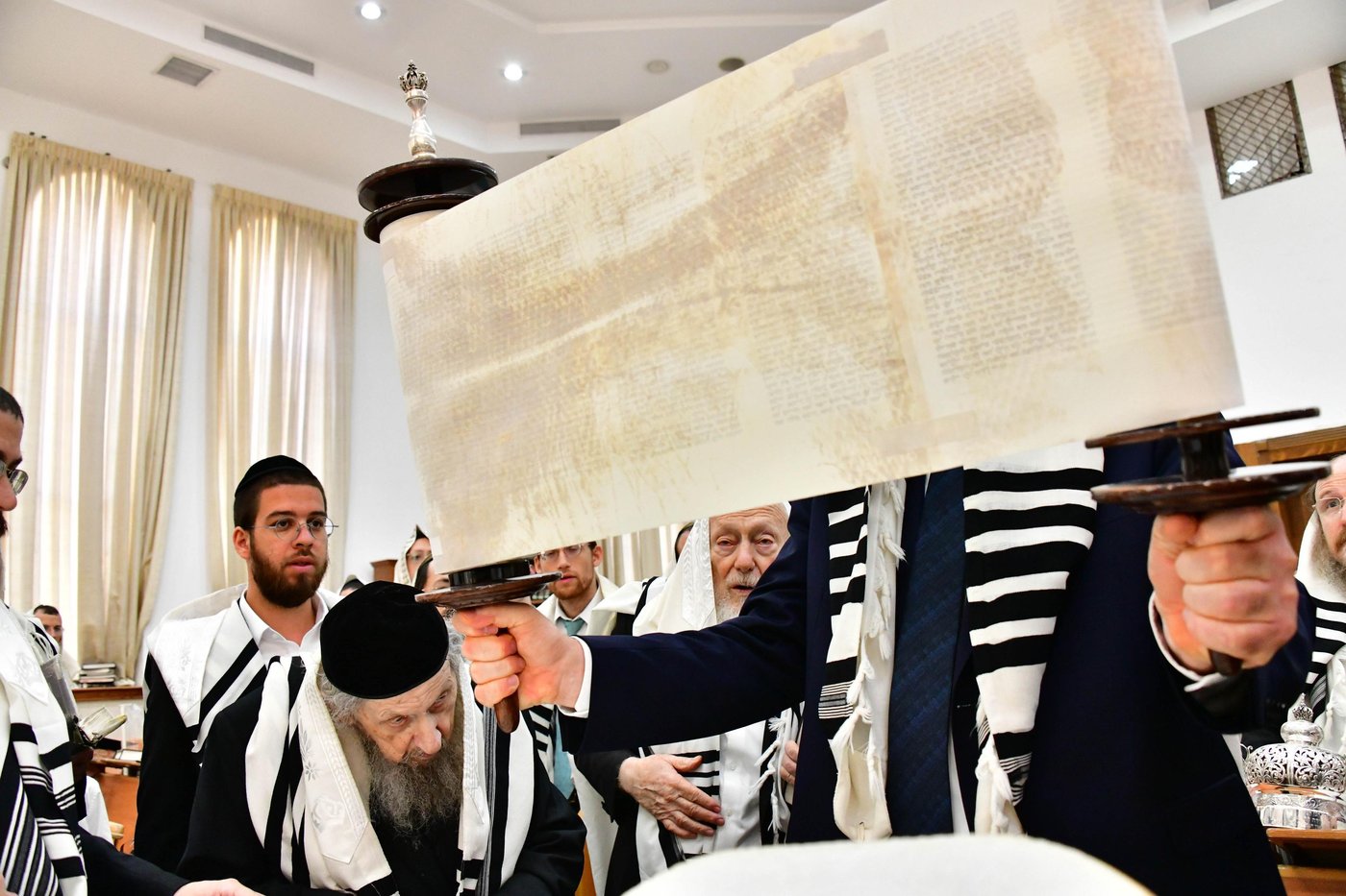 הגאון רבי דב לנדו  והגאון רבי משה הלל הירש בנטילת לולב | צילום: שוקי לרר