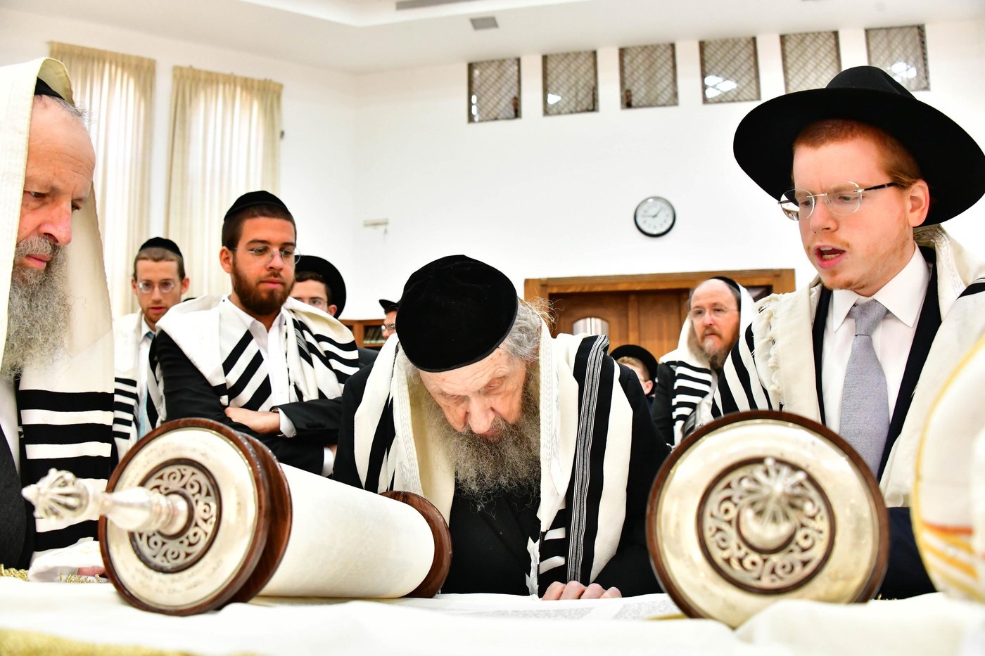 הגאון רבי דב לנדו  והגאון רבי משה הלל הירש  בנטילת לולב | צילום: שוקי לרר