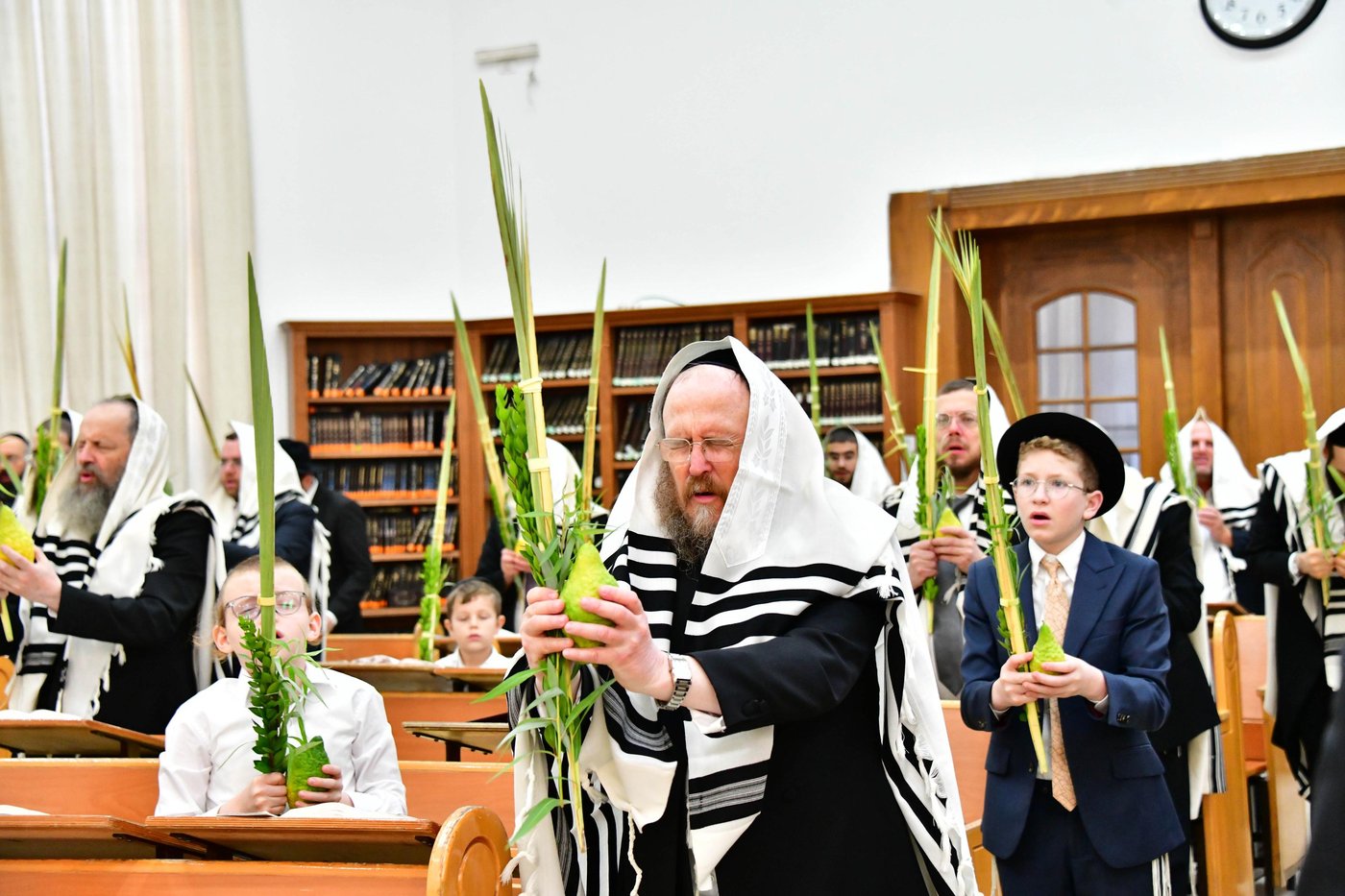 הגאון רבי דב לנדו והגאון רבי משה הלל הירש  בנטילת לולב | צילום: שוקי לרר