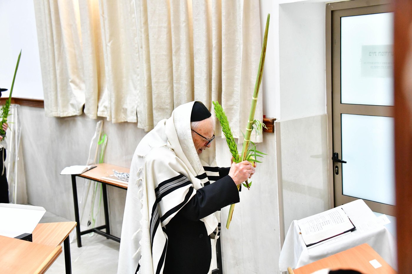 הגאון רבי דב לנדו  והגאון רבי משה הלל הירש  בנטילת לולב | צילום: שוקי לרר