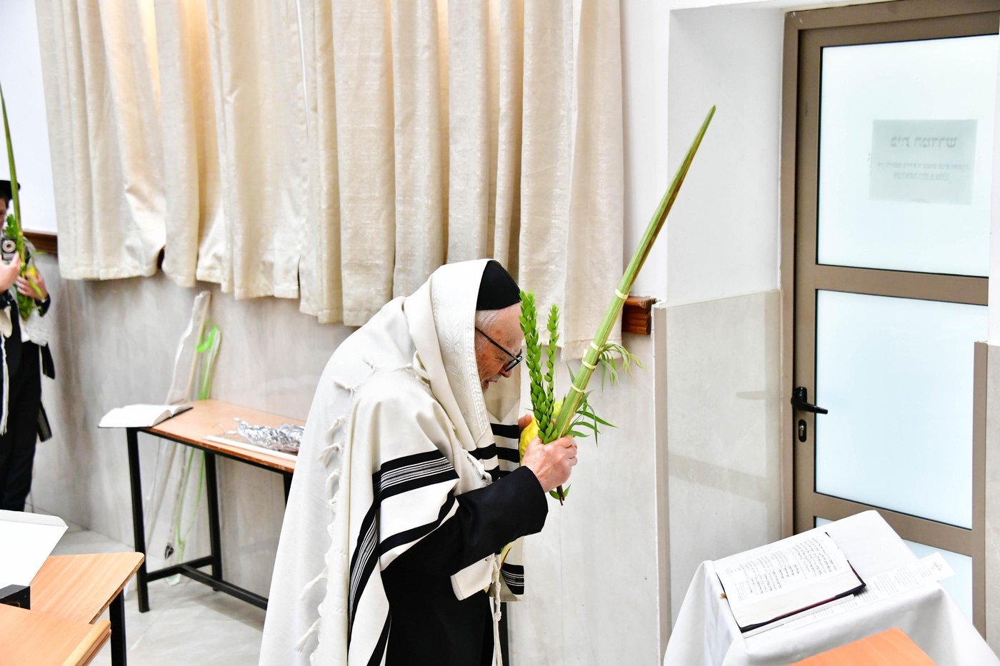 הגאון רבי דב לנדו  והגאון רבי משה הלל הירש  בנטילת לולב | צילום: שוקי לרר