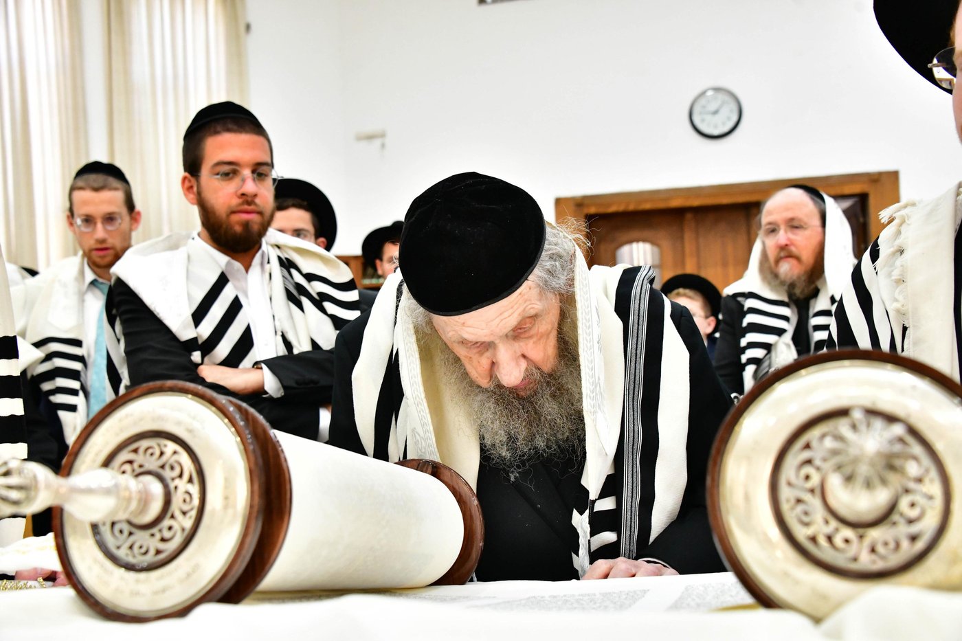 הגאון רבי דב לנדו  והגאון רבי משה הלל הירש  בנטילת לולב | צילום: שוקי לרר
