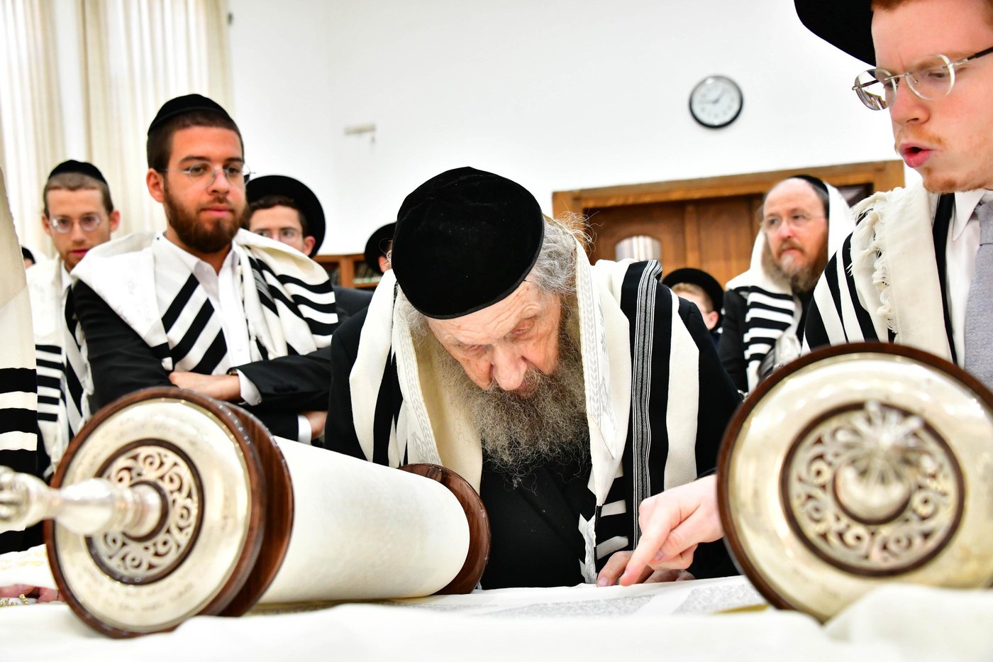 הגאון רבי דב לנדו והגאון רבי משה הלל הירש בנטילת לולב | צילום: שוקי לרר