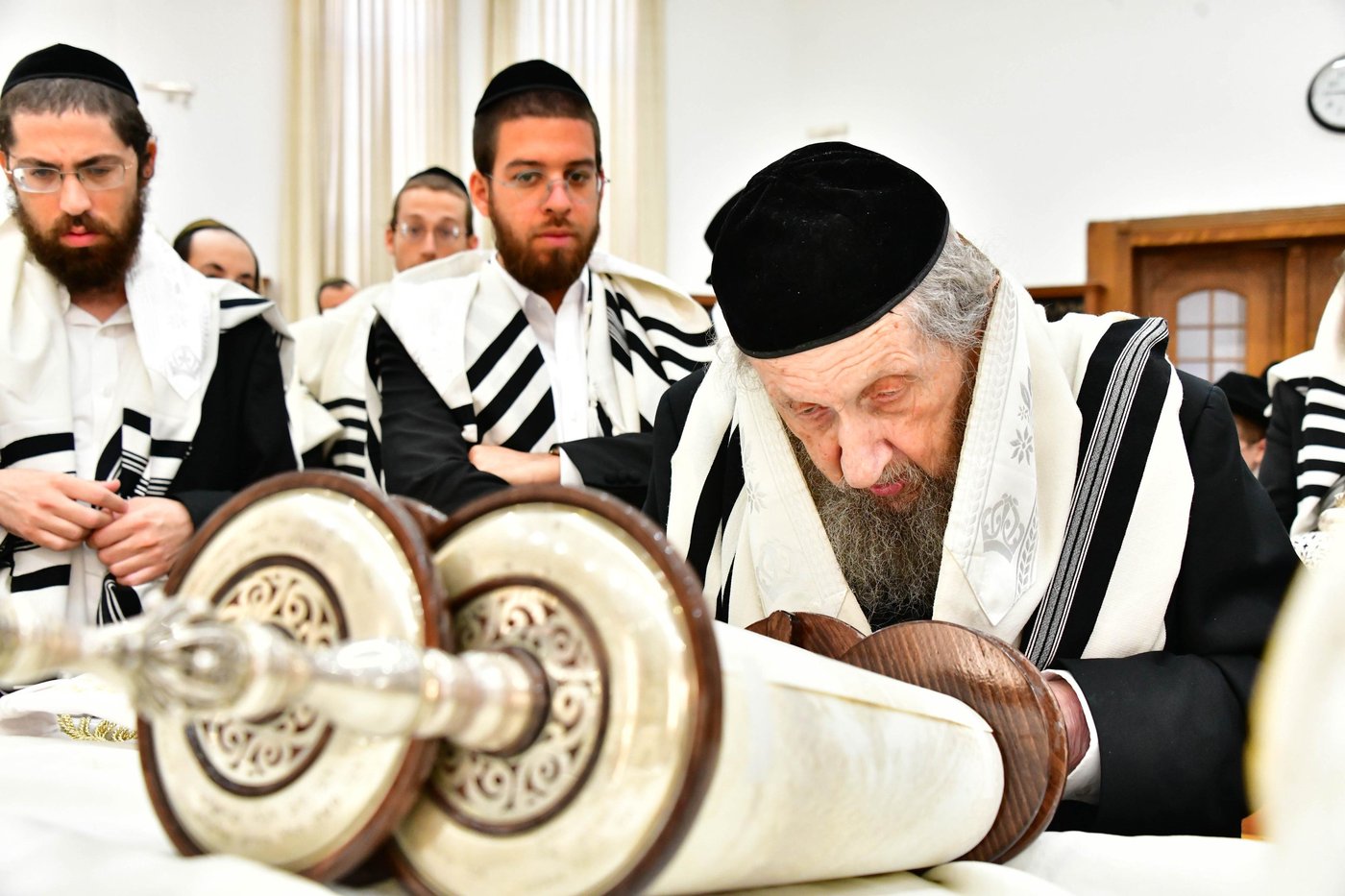 הגאון רבי דב לנדו  והגאון רבי משה הלל הירש  בנטילת לולב | צילום: שוקי לרר