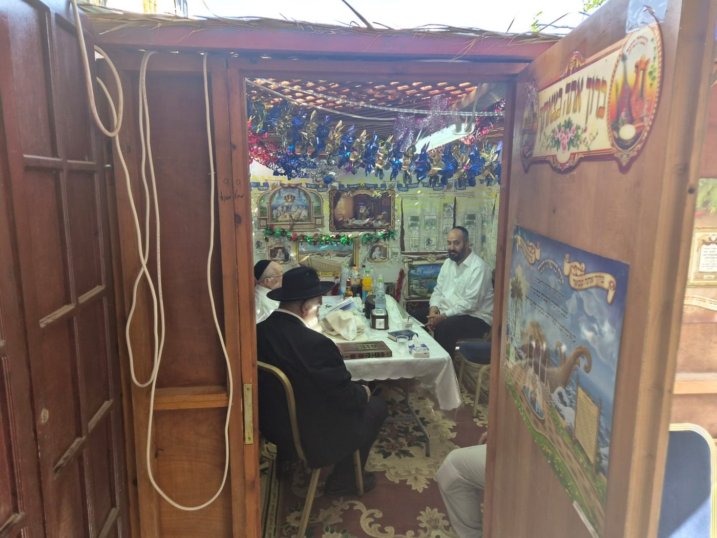 הגאון רבי שמעון ביטון שליט"א הבוקר בסוכתו