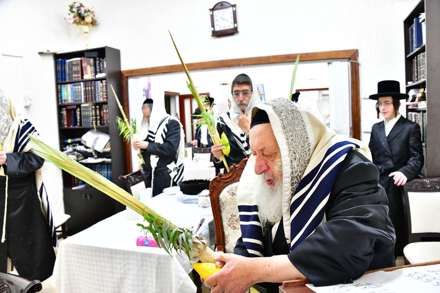 האדמו"ר מנאראל שליט"א בעבודת הנענועים | צילום: שוקי לרר
