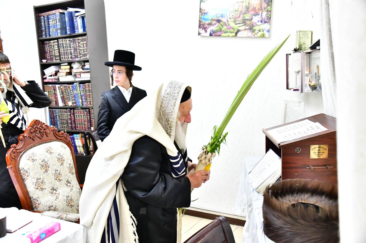 האדמו"ר מנאראל שליט"א בעבודת הנענועים | צילום: שוקי לרר