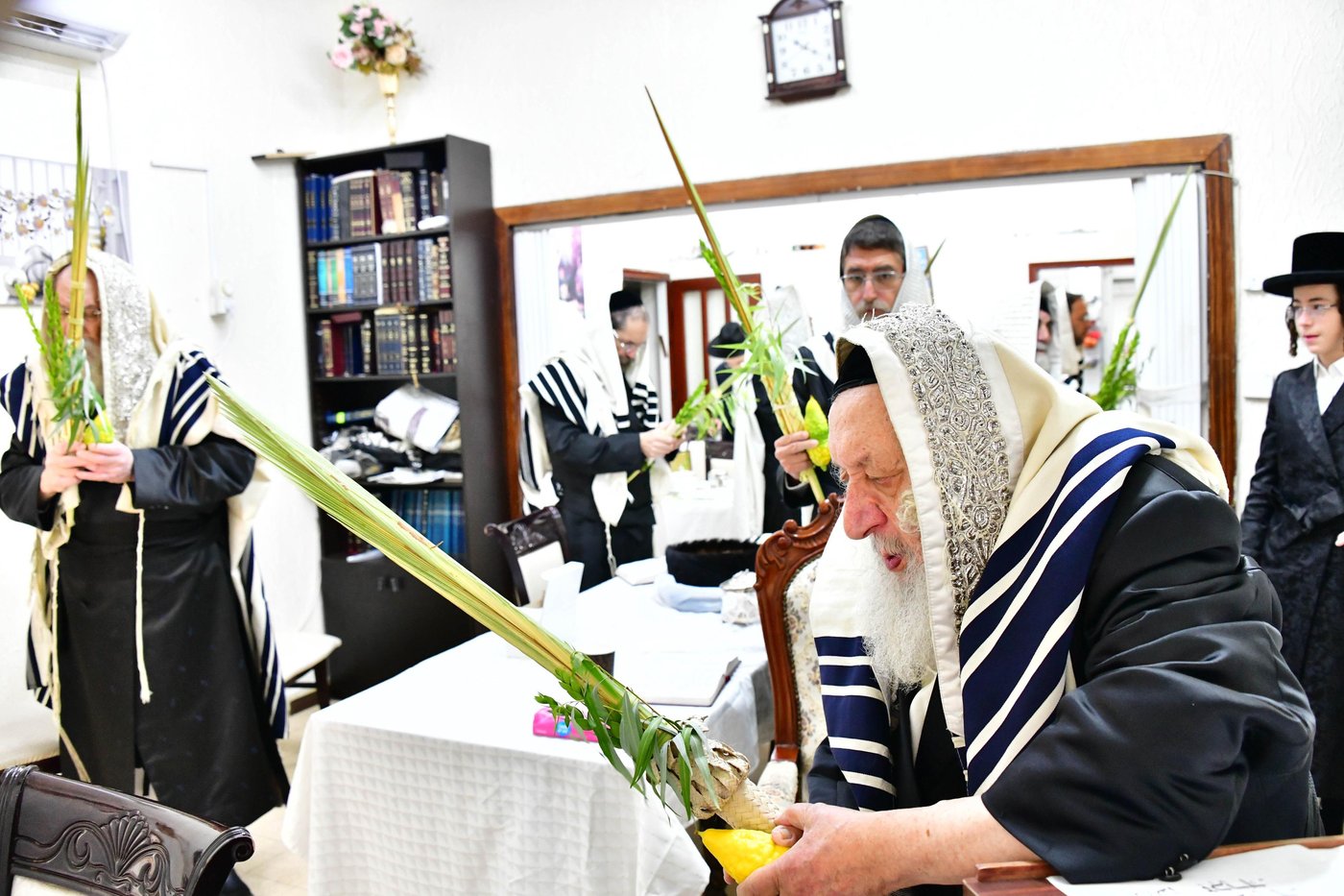 האדמו"ר מנאראל שליט"א בעבודת הנענועים | צילום: שוקי לרר