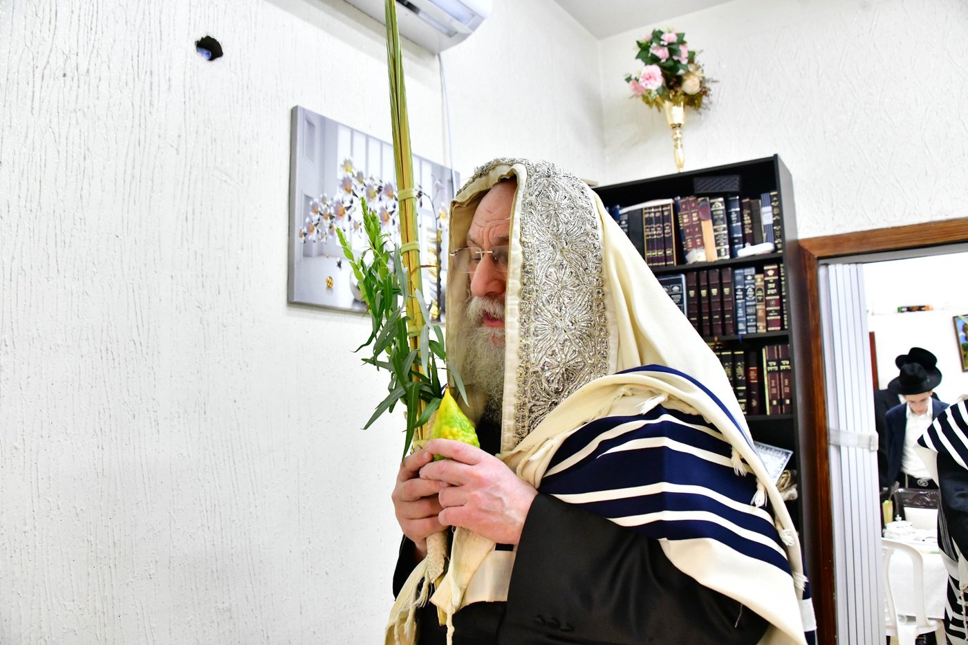 האדמו"ר מנאראל שליט"א בעבודת הנענועים | צילום: שוקי לרר