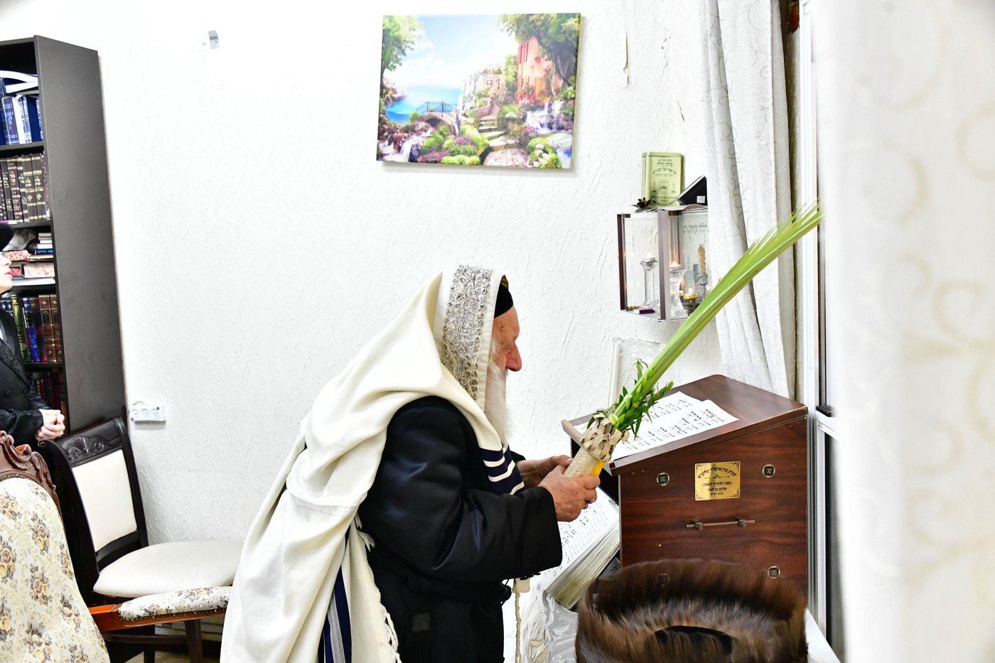 האדמו"ר מנאראל שליט"א בעבודת הנענועים | צילום: שוקי לרר