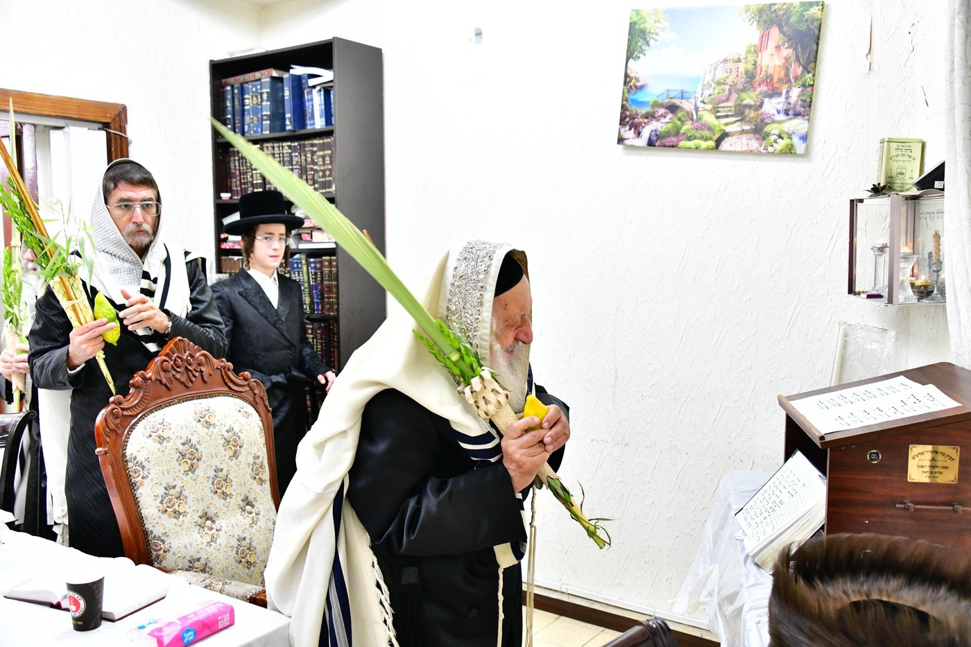 האדמו"ר מנאראל שליט"א בעבודת הנענועים | צילום: שוקי לרר
