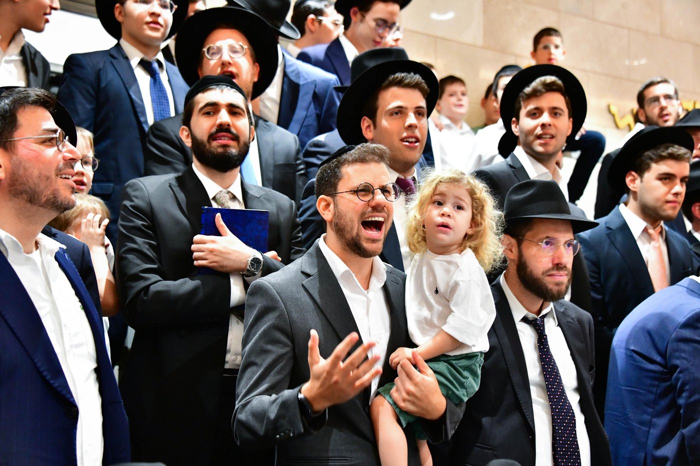 הקבלת פני רבו בישיבת חברון | צילום: שוקי לרר