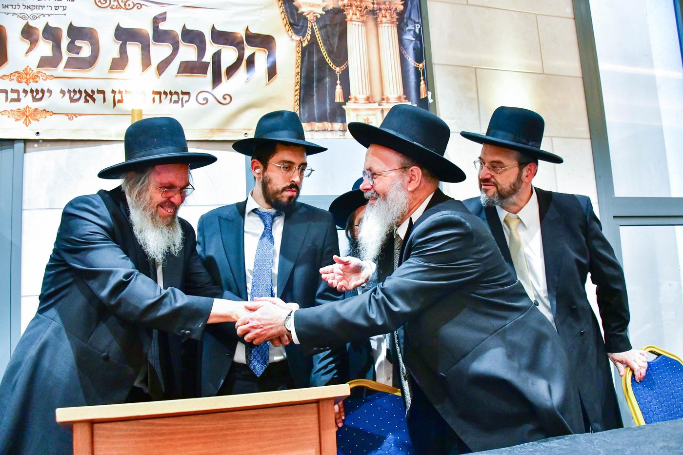 הקבלת פני רבו בישיבת חברון | צילום: שוקי לרר
