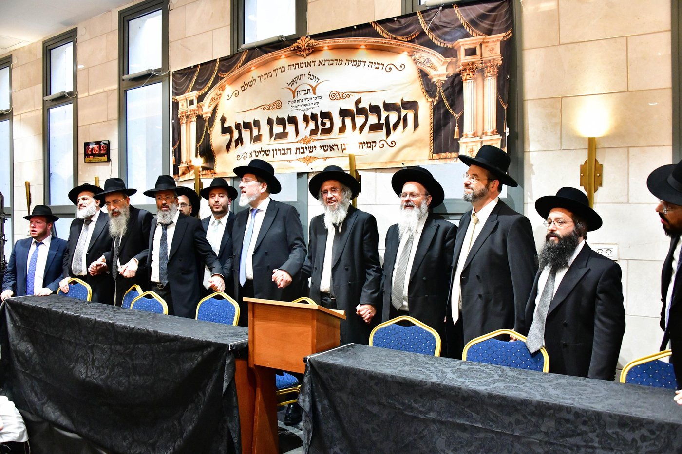 הקבלת פני רבו בישיבת חברון | צילום: שוקי לרר