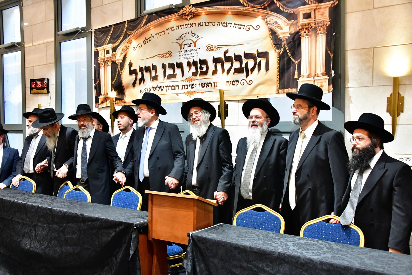 הקבלת פני רבו בישיבת חברון | צילום: שוקי לרר