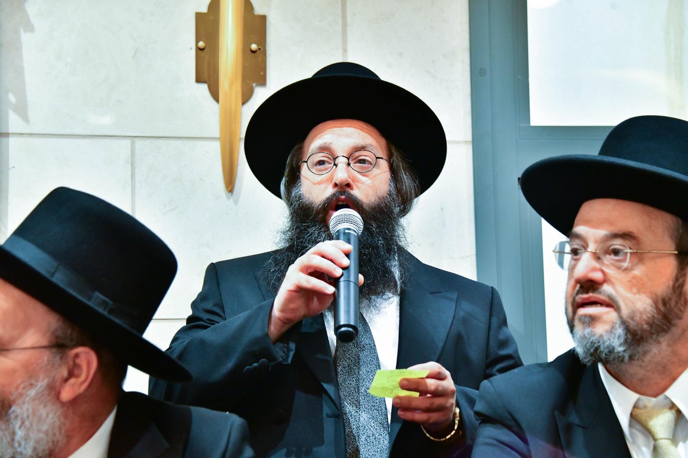 הקבלת פני רבו בישיבת חברון | צילום: שוקי לרר