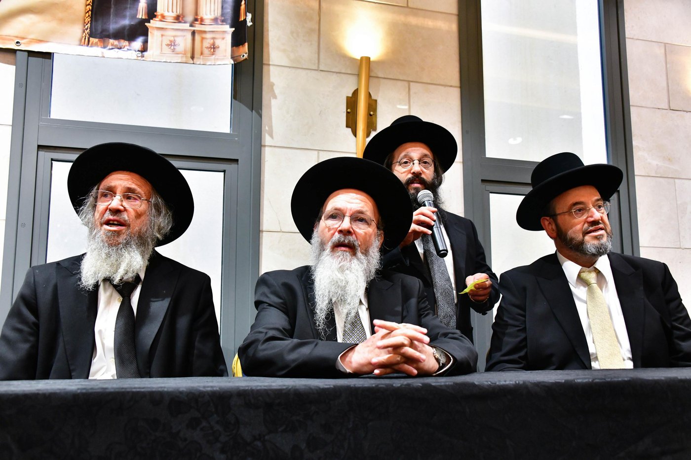 הקבלת פני רבו בישיבת חברון | צילום: שוקי לרר