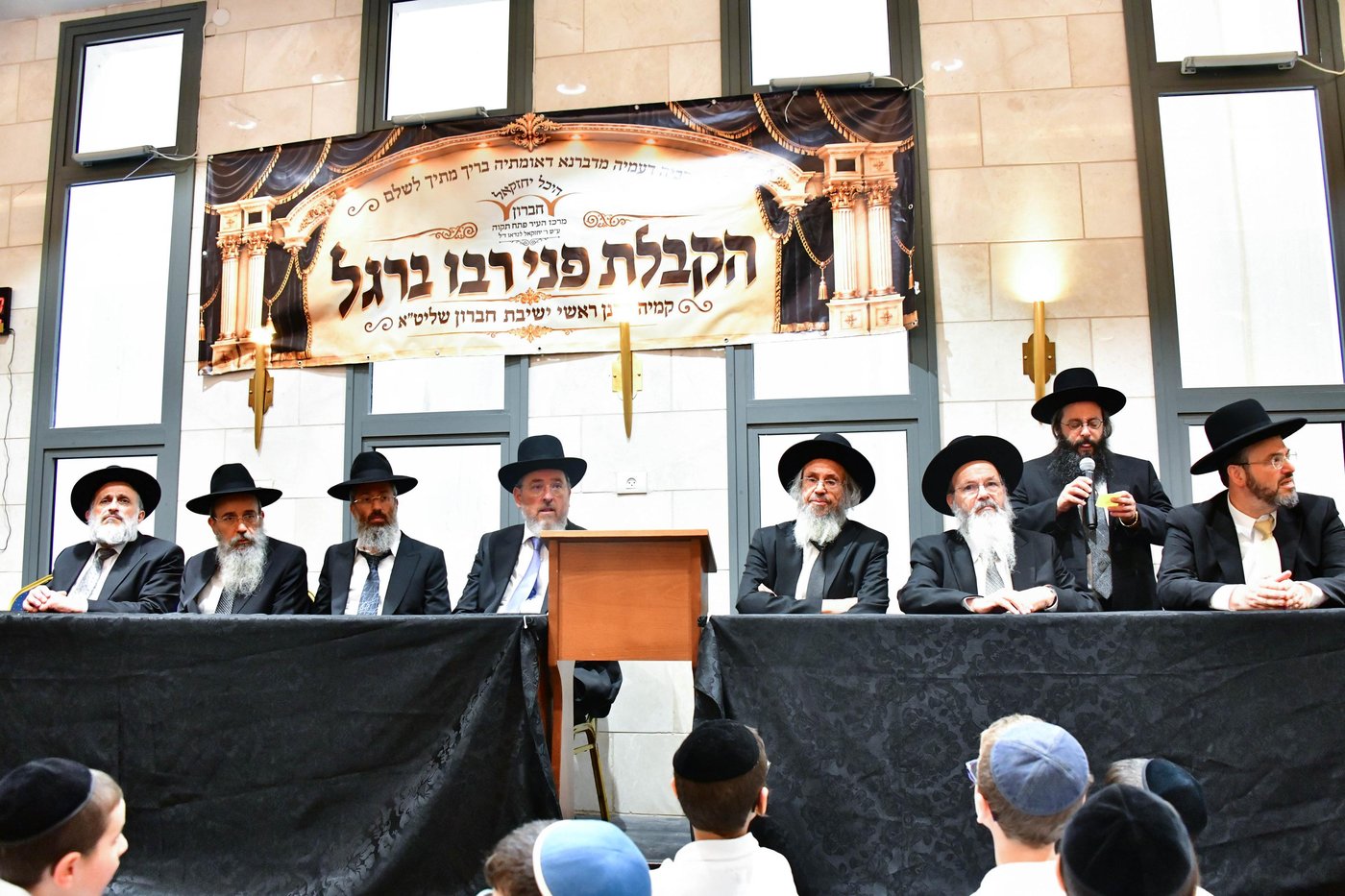 הקבלת פני רבו בישיבת חברון | צילום: שוקי לרר