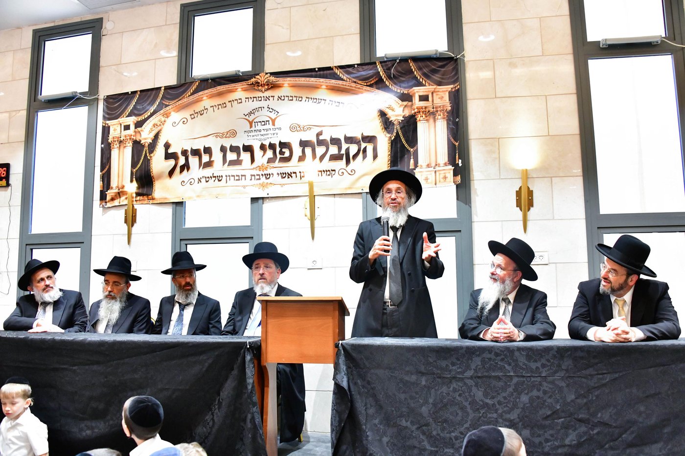 הקבלת פני רבו בישיבת חברון | צילום: שוקי לרר