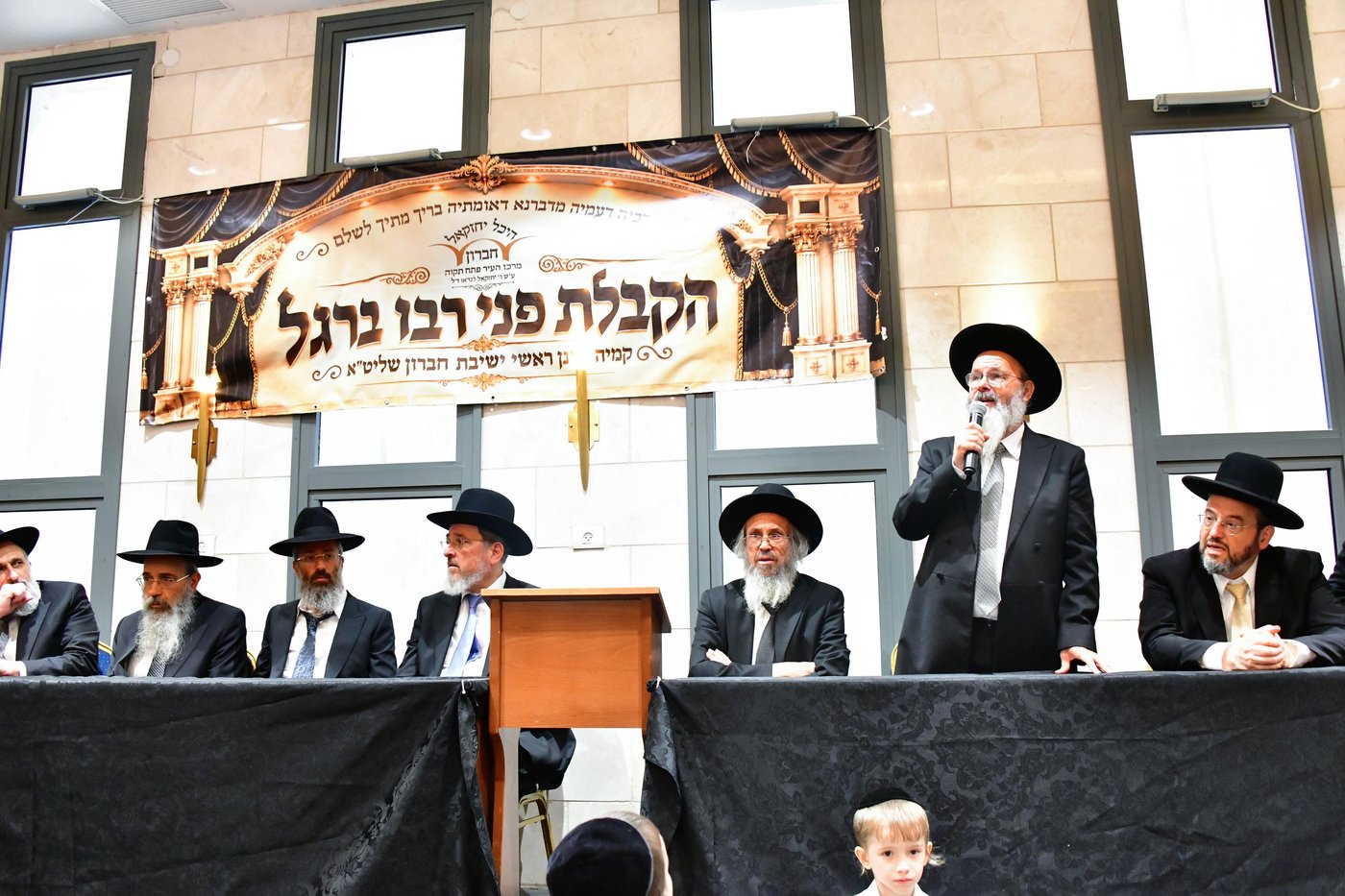 הקבלת פני רבו בישיבת חברון | צילום: שוקי לרר