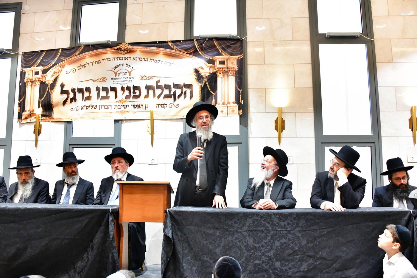הקבלת פני רבו בישיבת חברון | צילום: שוקי לרר