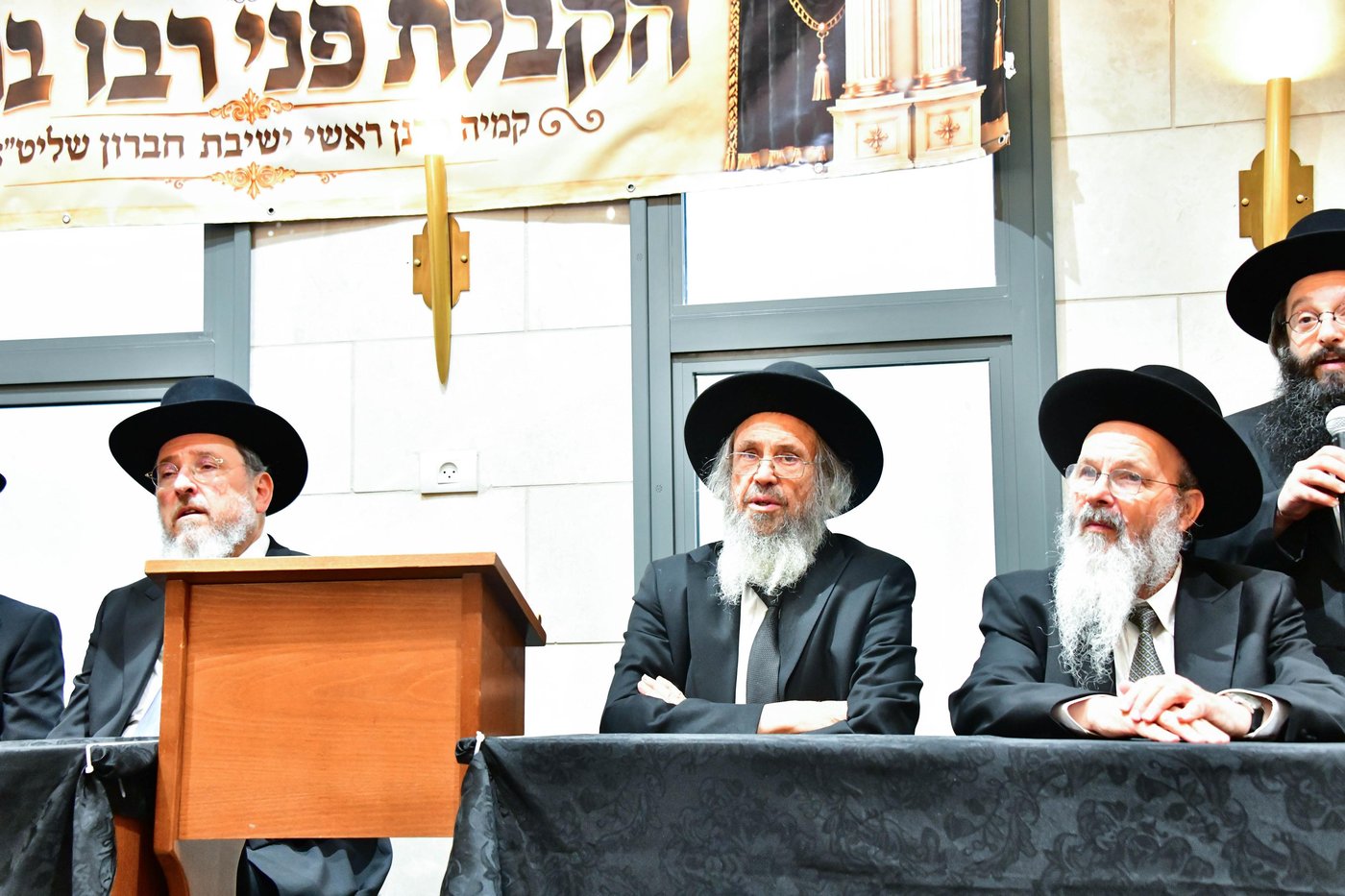 הקבלת פני רבו בישיבת חברון | צילום: שוקי לרר