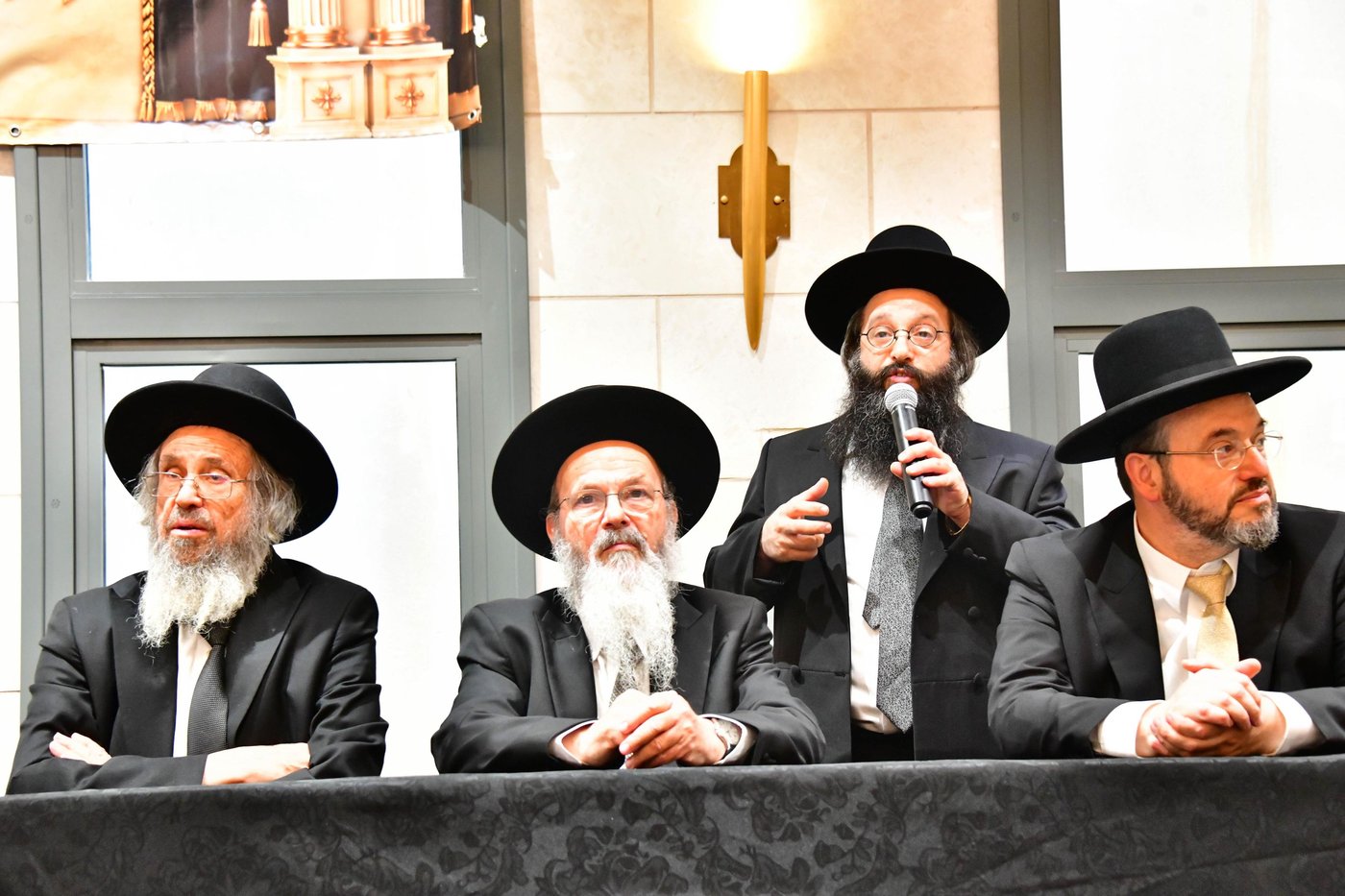 הקבלת פני רבו בישיבת חברון | צילום: שוקי לרר