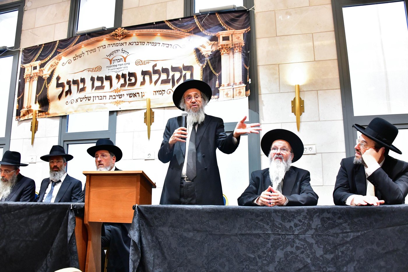 הקבלת פני רבו בישיבת חברון | צילום: שוקי לרר
