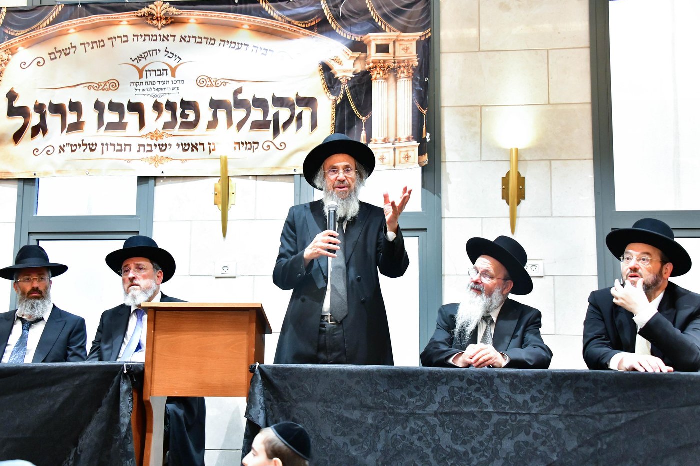 הקבלת פני רבו בישיבת חברון | צילום: שוקי לרר