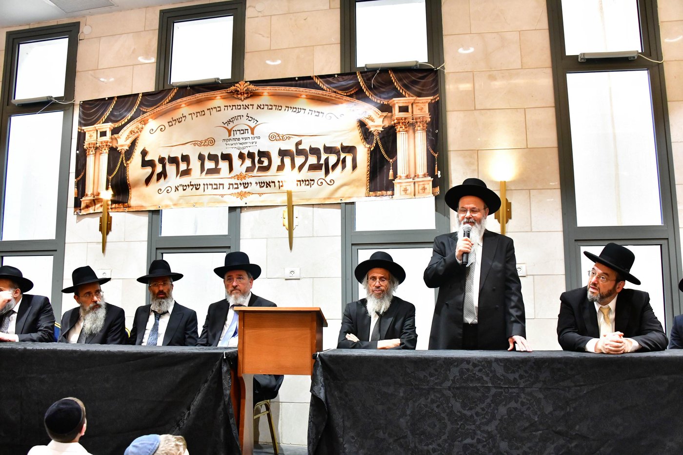 הקבלת פני רבו בישיבת חברון | צילום: שוקי לרר