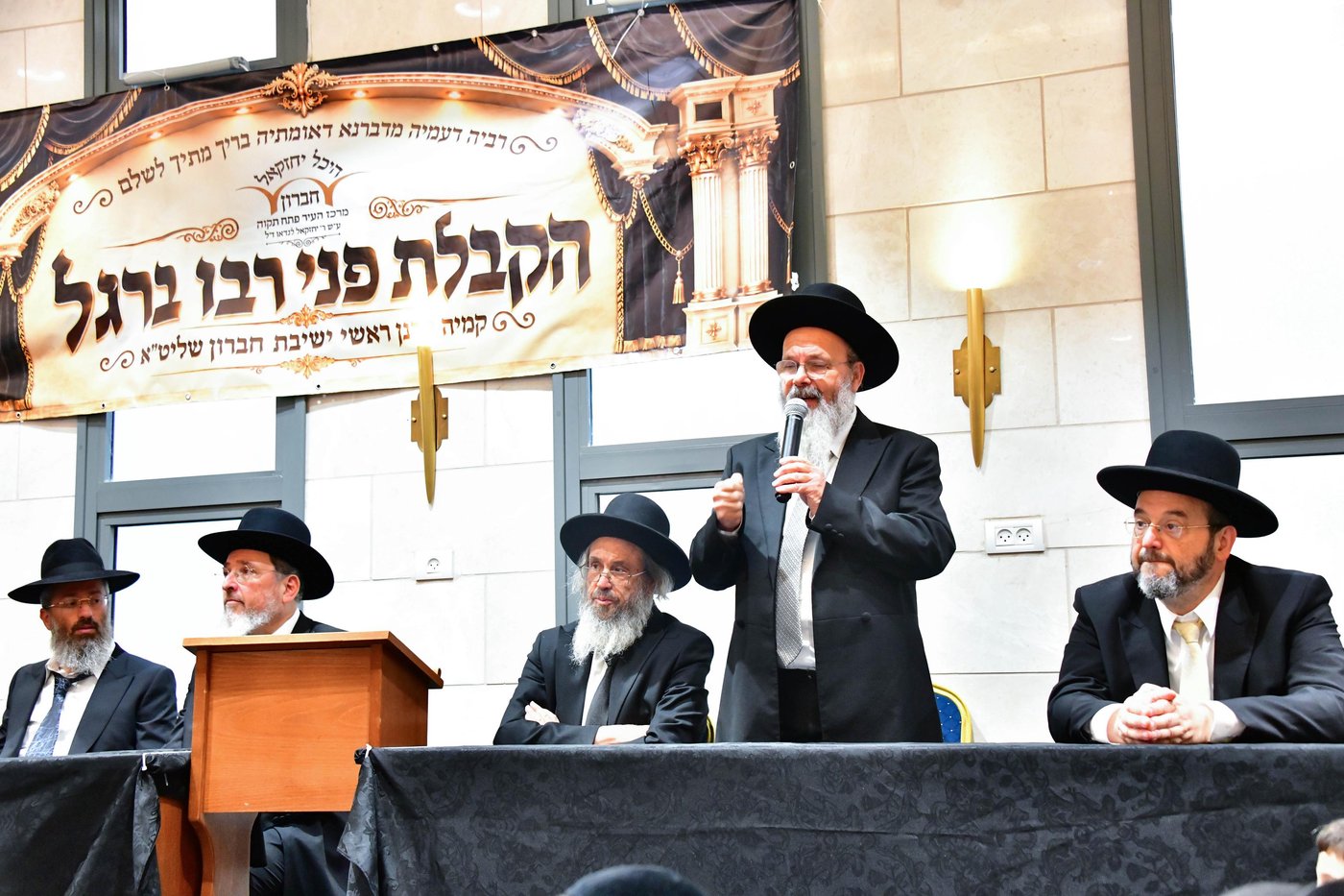 הקבלת פני רבו בישיבת חברון | צילום: שוקי לרר