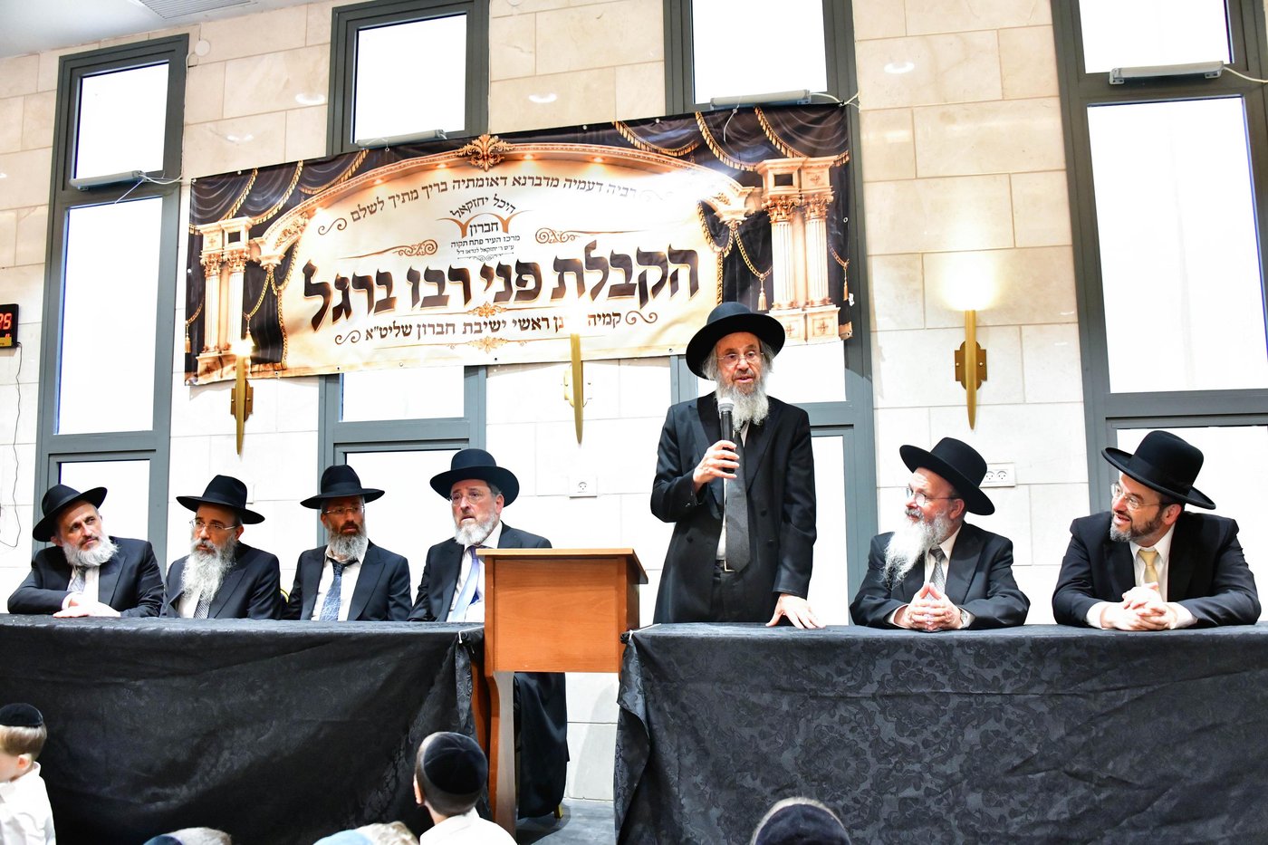 הקבלת פני רבו בישיבת חברון | צילום: שוקי לרר