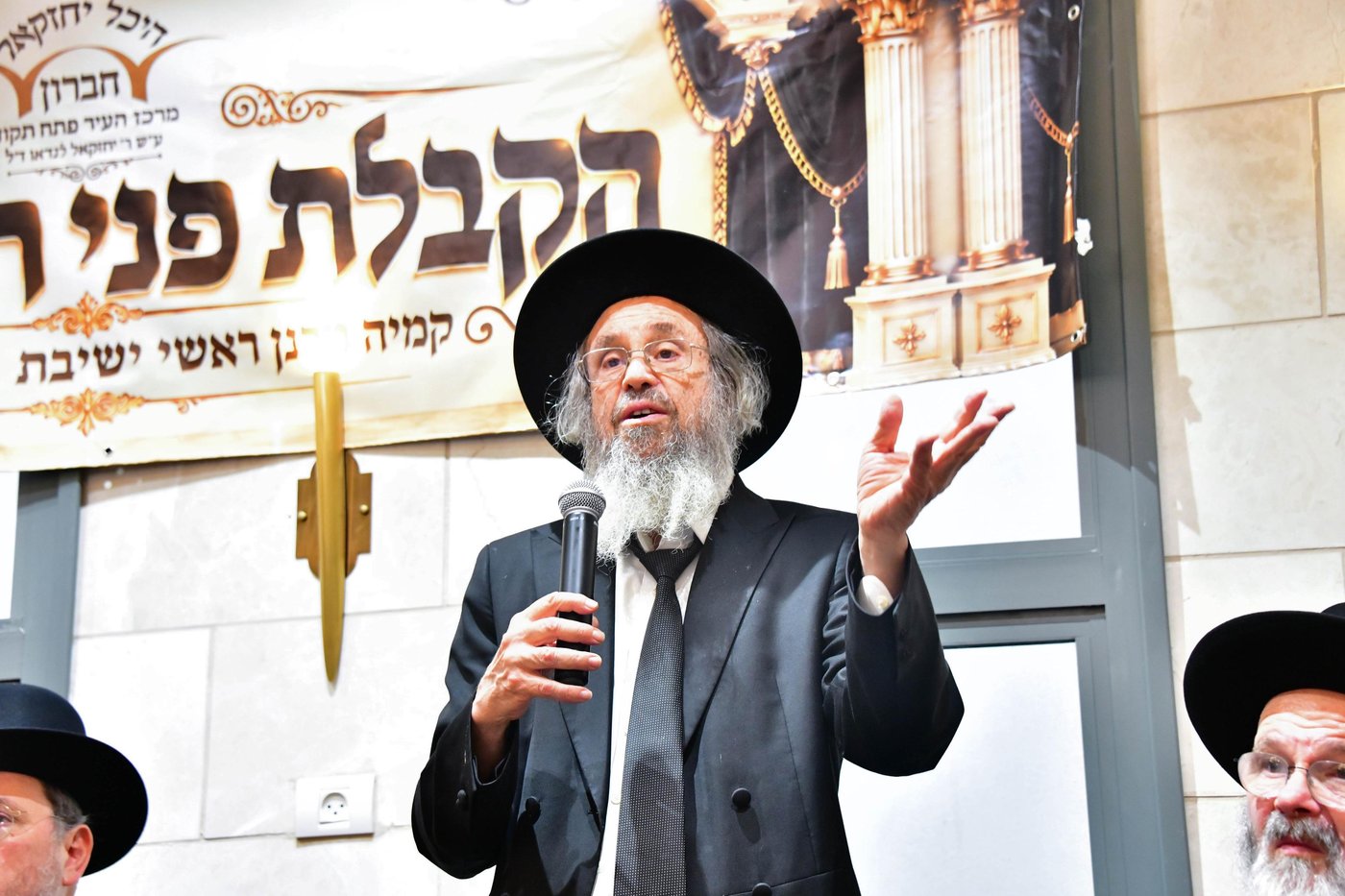 הקבלת פני רבו בישיבת חברון | צילום: שוקי לרר