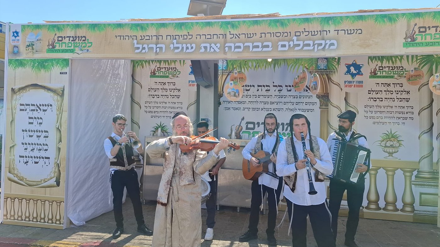 סוכת החזון איש ברחבת בית הכנסת החורבה בירושלים