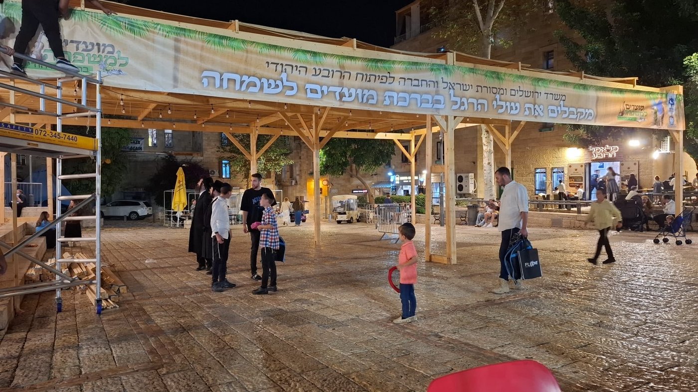 סוכת החזון איש ברחבת בית הכנסת החורבה בירושלים