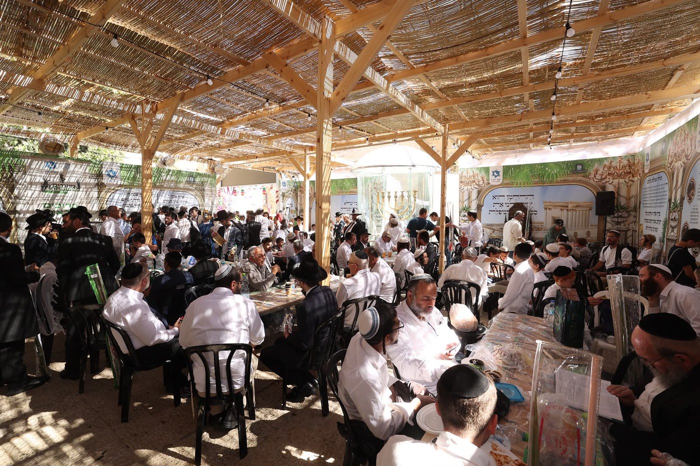 סוכת החזון איש ברחבת בית הכנסת החורבה בירושלים