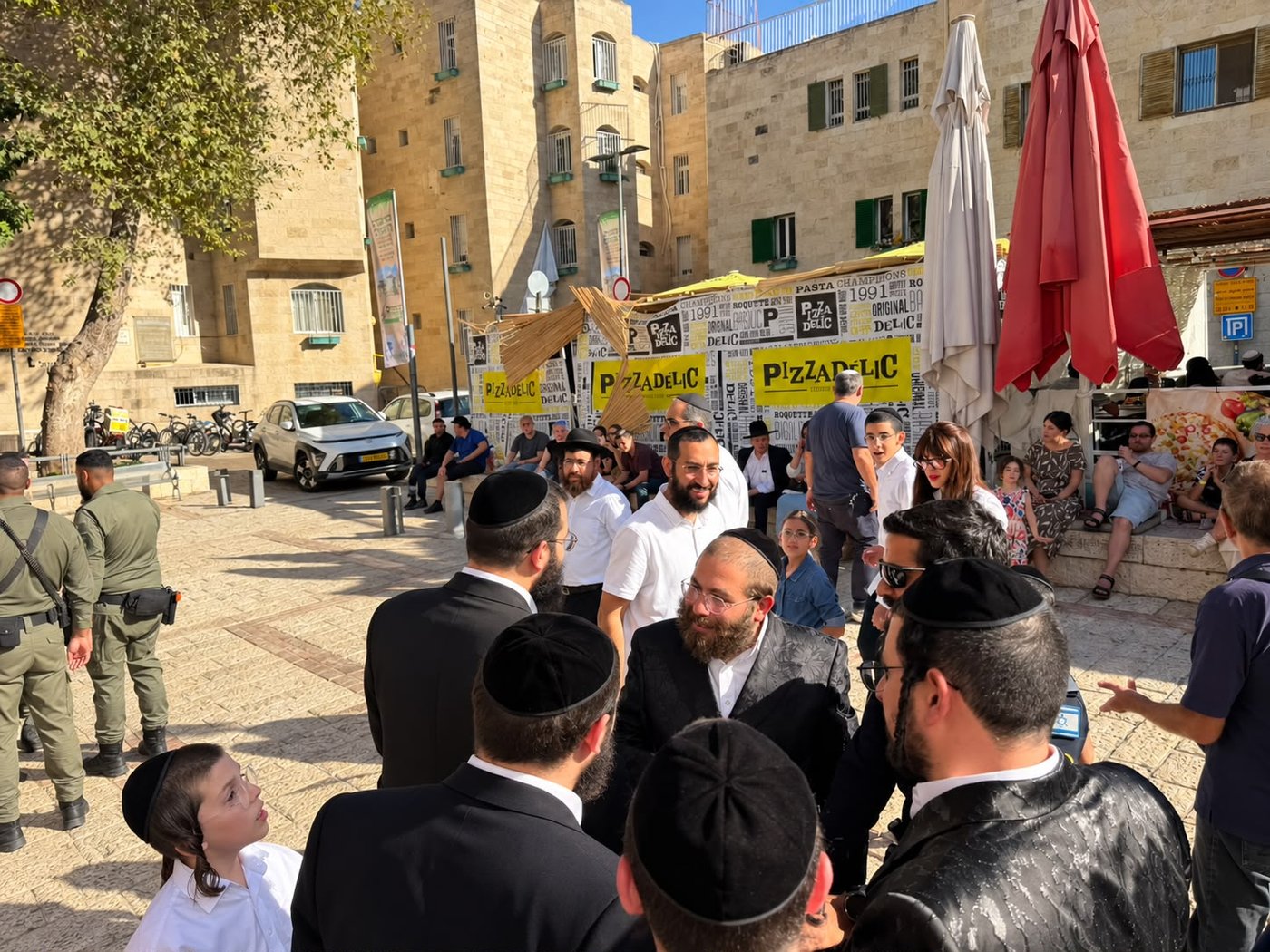 סוכת החזון איש ברחבת בית הכנסת החורבה בירושלים
