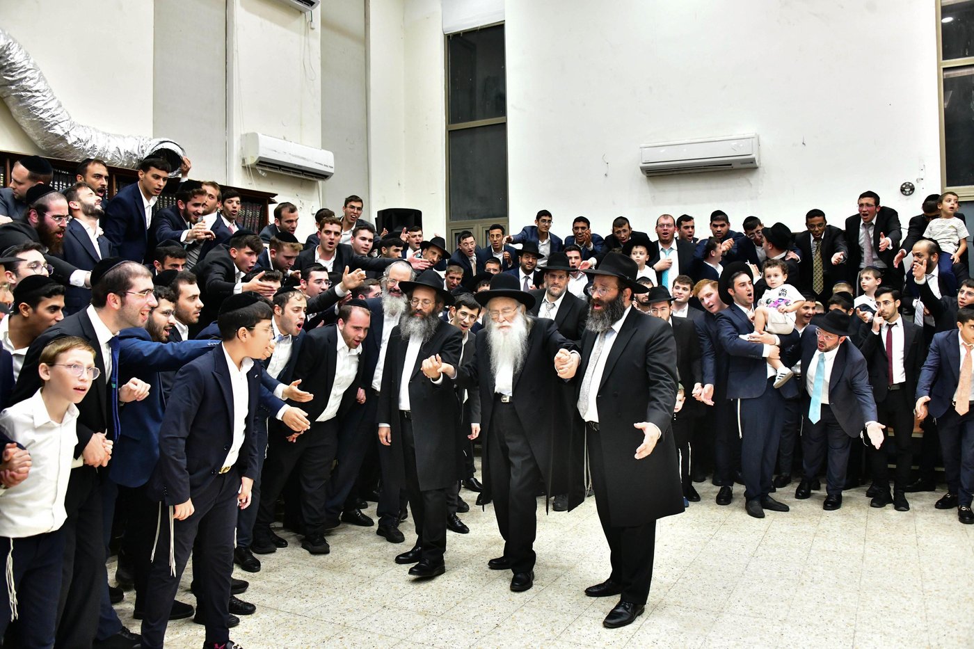 הגאון רבי צבי רוטברג שליט"א בשמחת בית השואבה | צילום: שוקי לרר