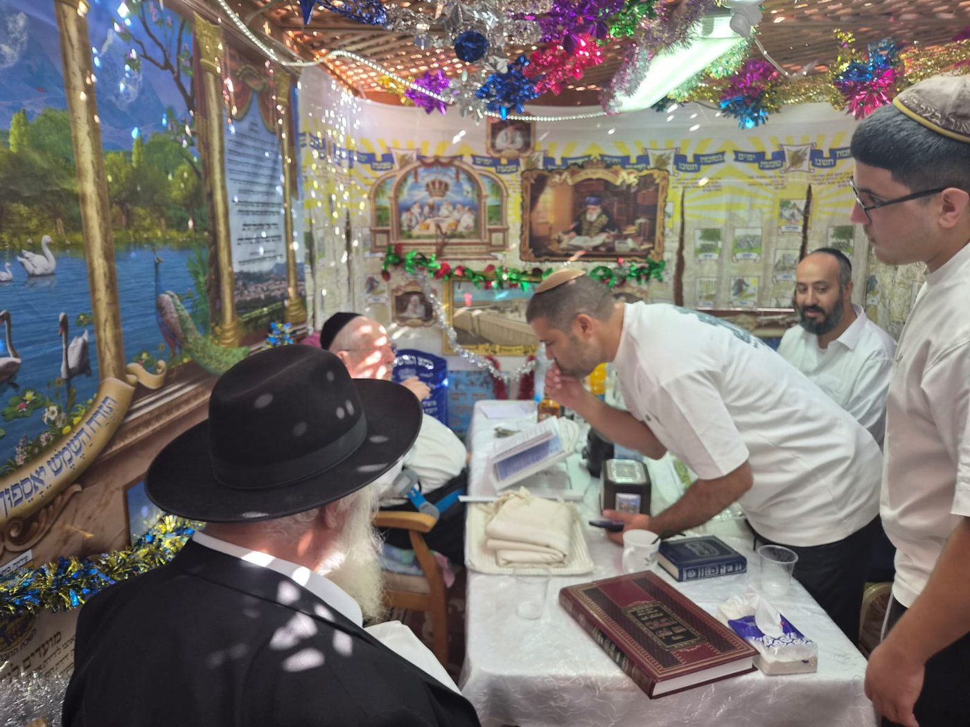 הגאון רבי שמעון ביטון שליט"א הבוקר בסוכתו