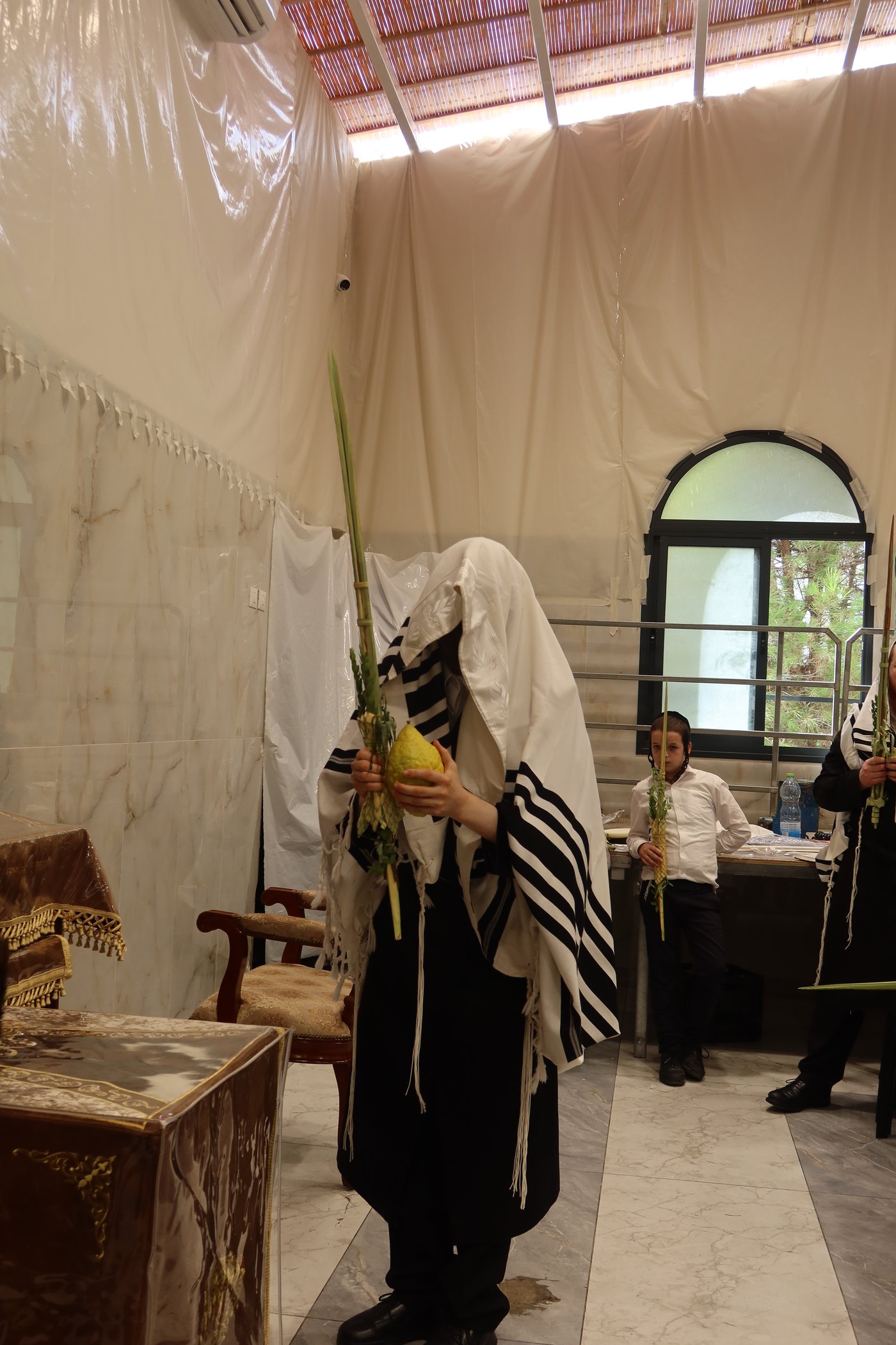 סוכות בחצר זוועהיל | צילום: שימי פ.