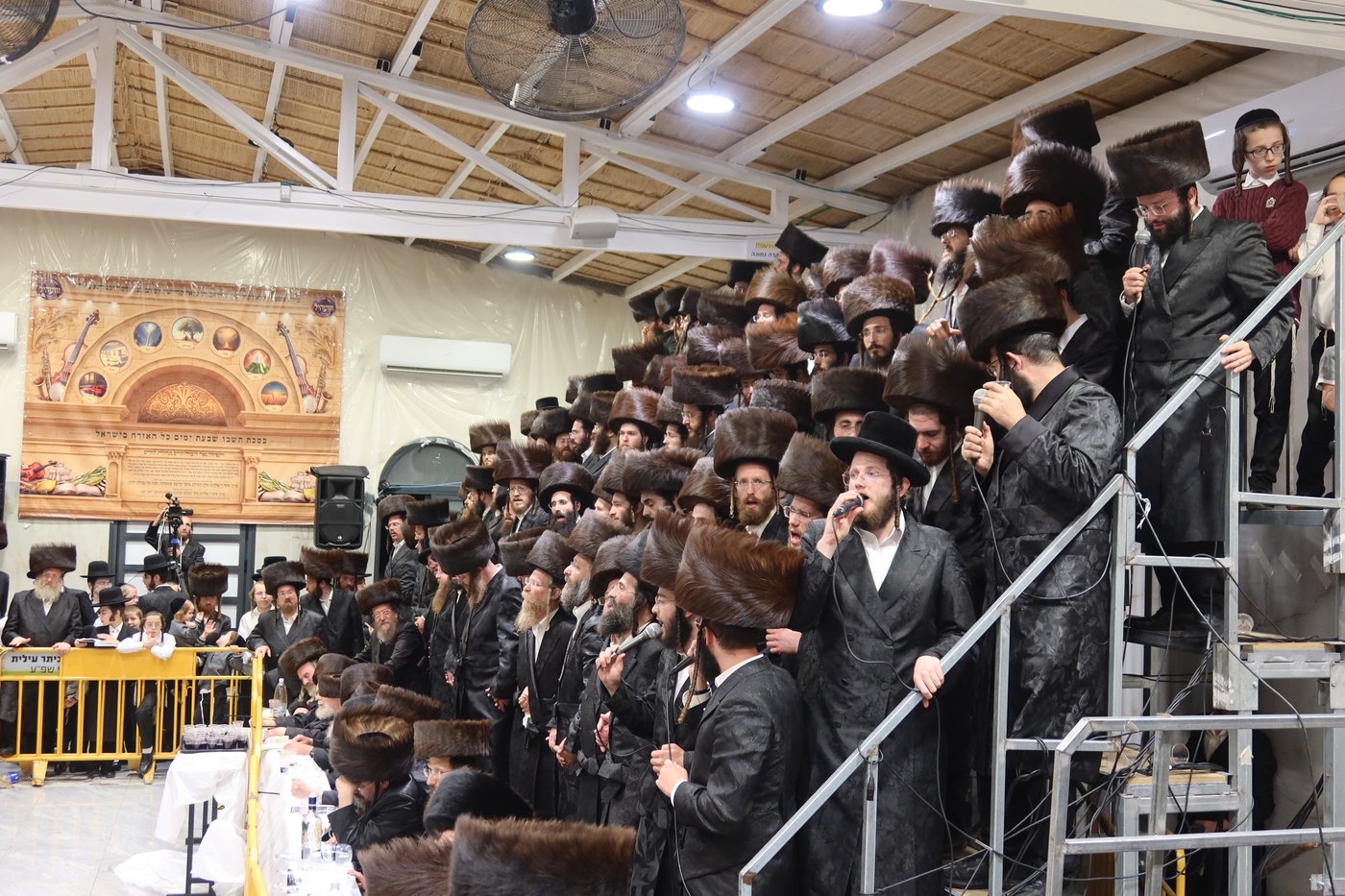 סוכות בחצר זוועהיל | צילום: שימי פ.