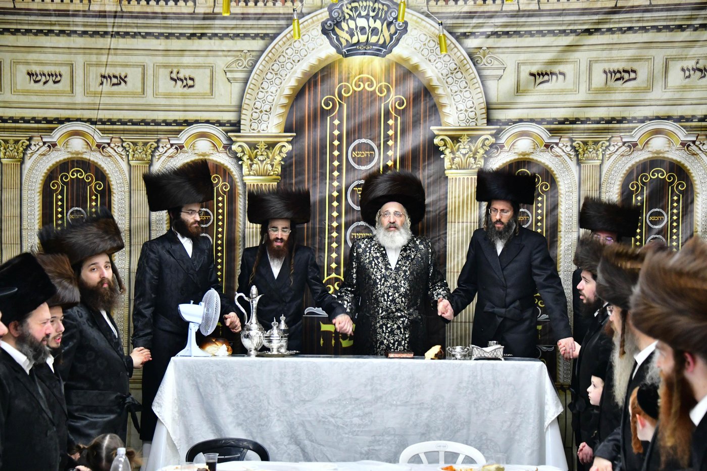האדמו"ר מזוטשקא אמסנא שליט"א בשמחת בית השואבה | צילום: שוקי לרר