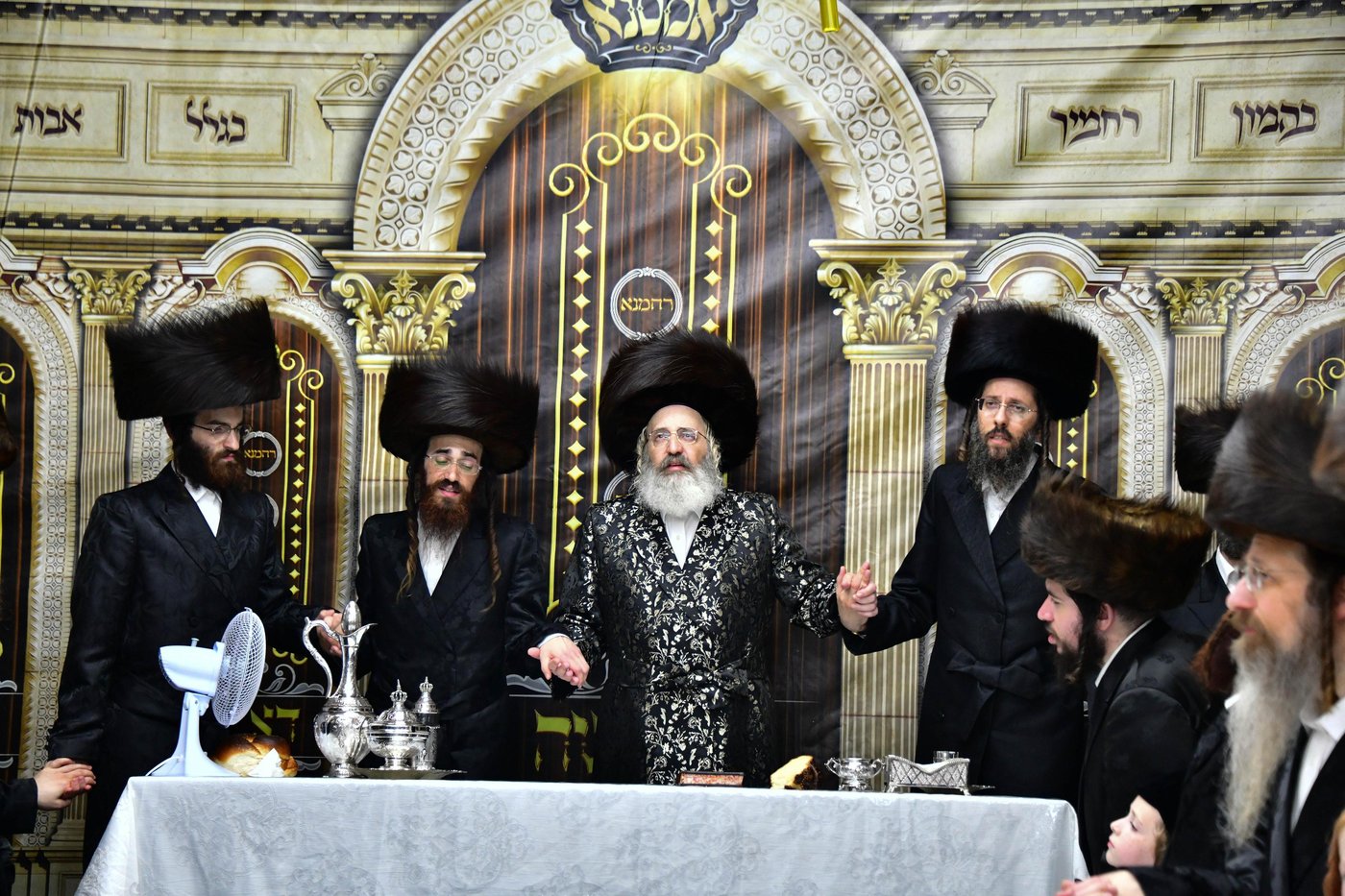 האדמו"ר מזוטשקא אמסנא שליט"א בשמחת בית השואבה | צילום: שוקי לרר
