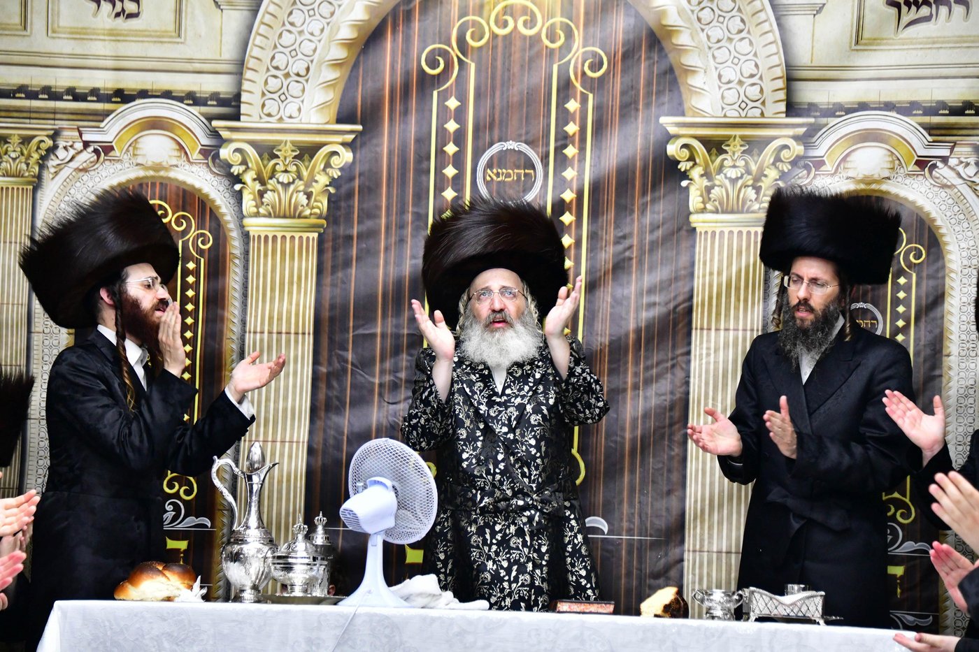 האדמו"ר מזוטשקא אמסנא שליט"א בשמחת בית השואבה | צילום: שוקי לרר