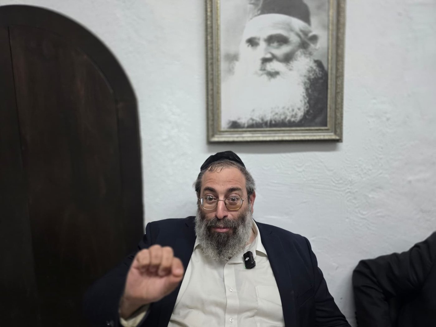 חוקר תנועת המוסר הפסיכותרפיסט הרב מרדכי יעקובוביץ בשיחה בחצר שטרויס, ברקע הגאון רבי אריה לייב ברוידא זצ"ל