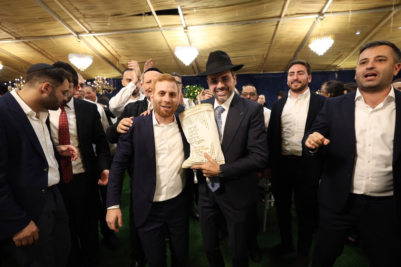 הכנסת ספר תורה בסוכה • צילום: שלומי כהן