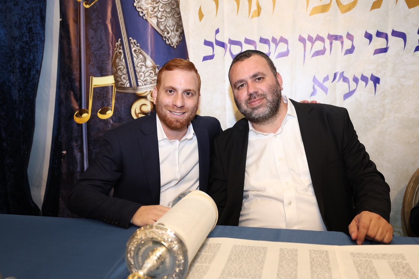 הכנסת ספר תורה בסוכה • צילום: שלומי כהן