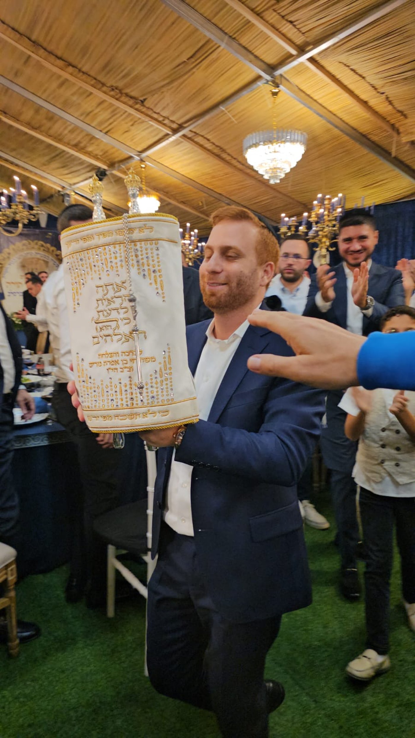 הכנסת ספר תורה בסוכה • צילום: שלומי כהן