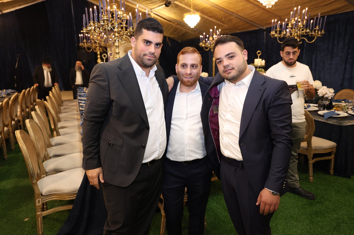 הכנסת ספר תורה בסוכה • צילום: שלומי כהן